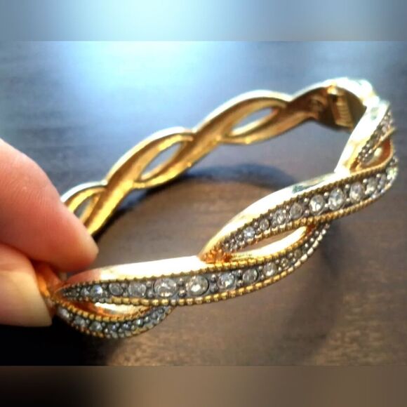 VINTAGE SIGNED PREMIER DESIGNS RHINESTONE HINGED 6 3/4" BRACELET - Picture 1 of 7